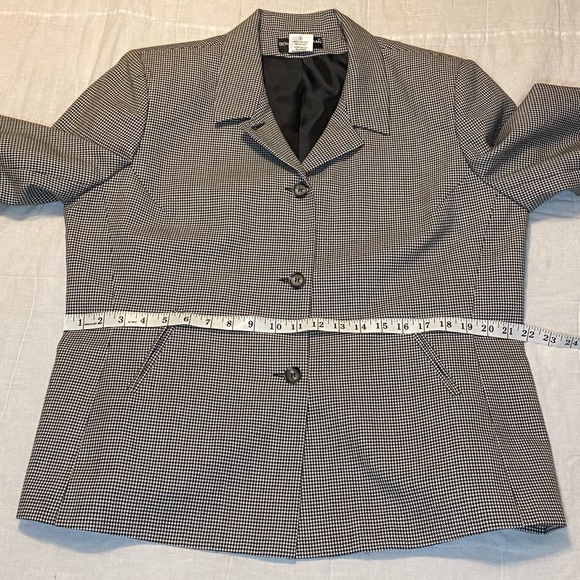 Benard Holtzman Women’s 100% Wool Blazer. Size 18. - Picture 5 of 6